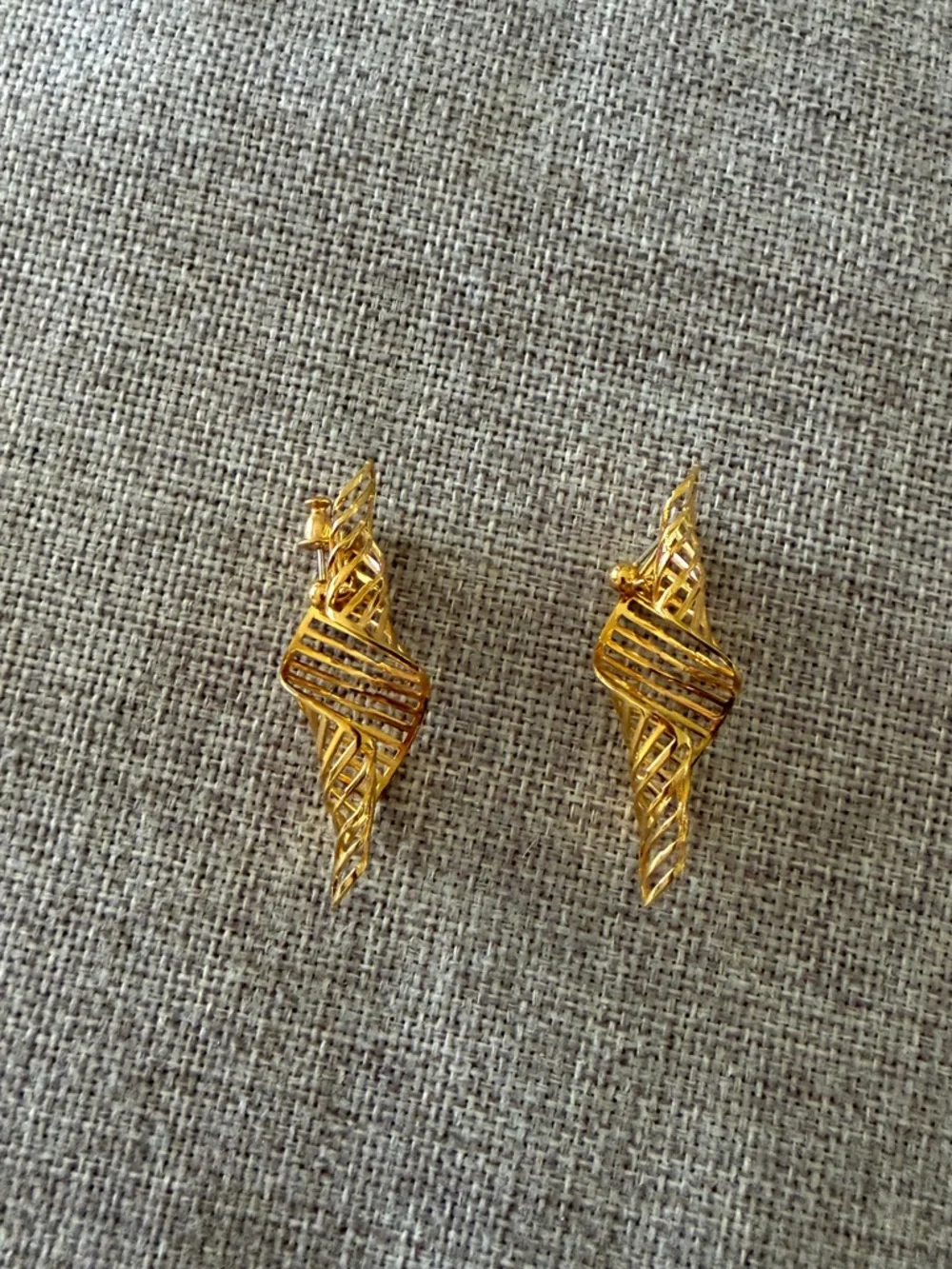 Elegant Gold Spiral Drop Earrings – Lightweight & Stylish